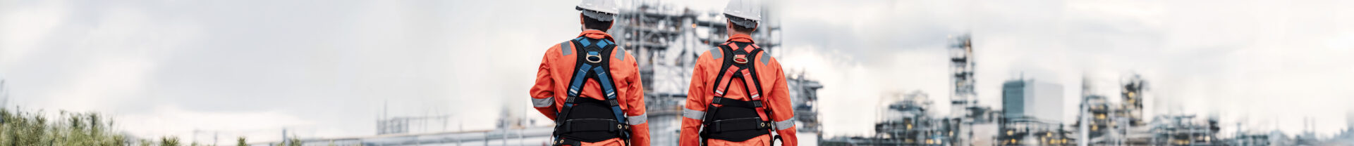 Två män i varselkläder och säkerhetssele.